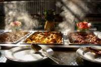 6 Makanan yang Harus Dihindari Saat Makan di Prasmanan