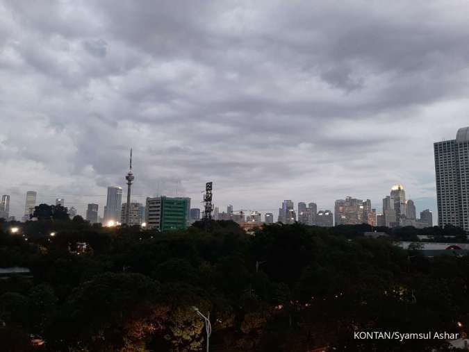Prakiraan Cuaca Jakarta Besok Minggu (8/1) Potensi Hujan Petir Siang Hingga Sore Hari