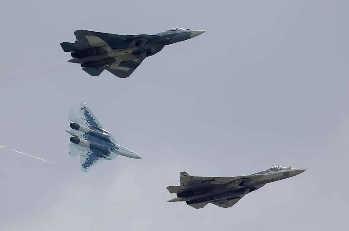 Ini kombinasi mengerikan jet tempur Sukhoi Su-57 dan drone serang Okhotnik Rusia