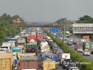 Bekasi workers block Cikarang toll road