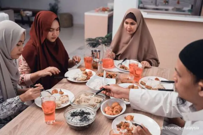 sahur puasa bersama keluarga di bulan ramadan