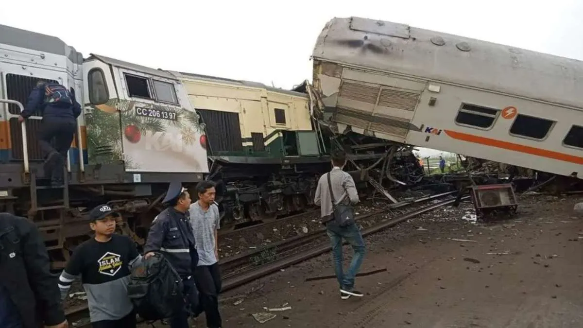 KA Turangga Bertabrakan Dengan KA Lokal Bandung Raya, KAI Masih Lakukan Evakuasi