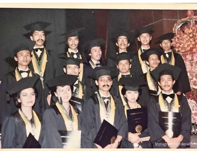 Presiden Joko Widodo Pamerkan Foto-foto Keaslian Sebagai Lulusan UGM Yogyakarta