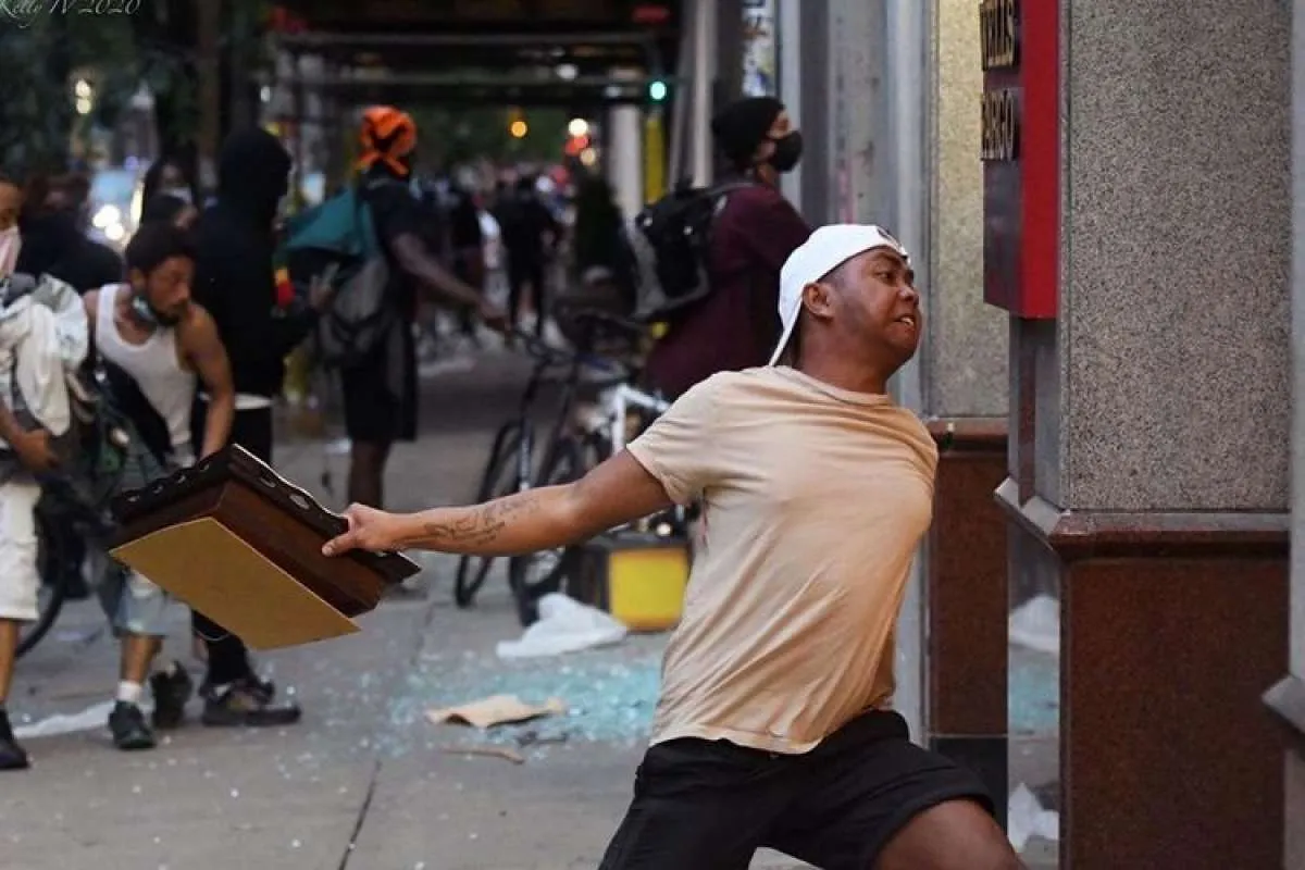 Viral foto pria bertato peta Indonesia dalam demo rusuh di AS, ini penjelasan pelaku