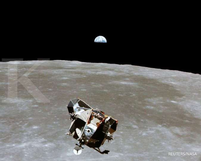 ILUSTRASI: Modul pendaratan Apollo 11 mendekati permukaan bulan