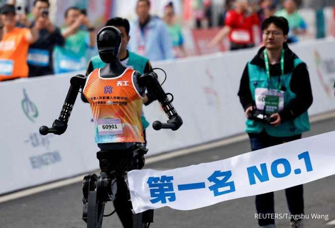 Robot Humanoid Berpacu Kalahkan Manusia di Half Marathon Beijing