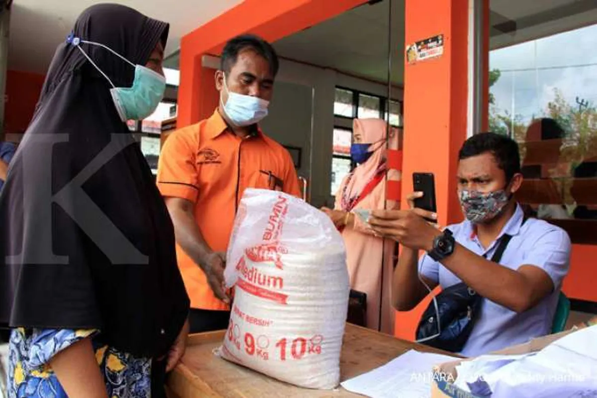 Pos Indonesia Salurkan Bansos dan PKH pada 17.000 KPM di Bandung