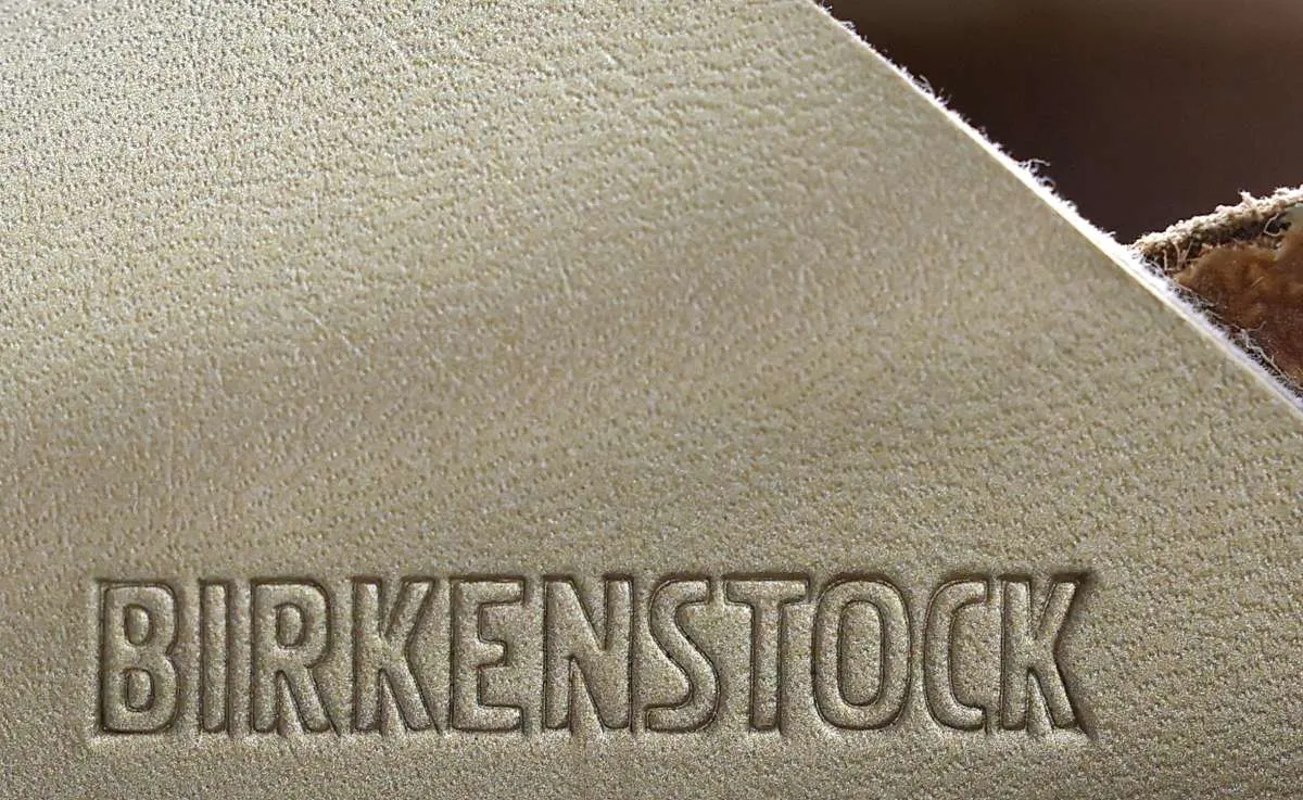 Birkenstock Kerek Proyeksi Pendapatan yang Didukung Permintaan, Harga Sahamnya Naik