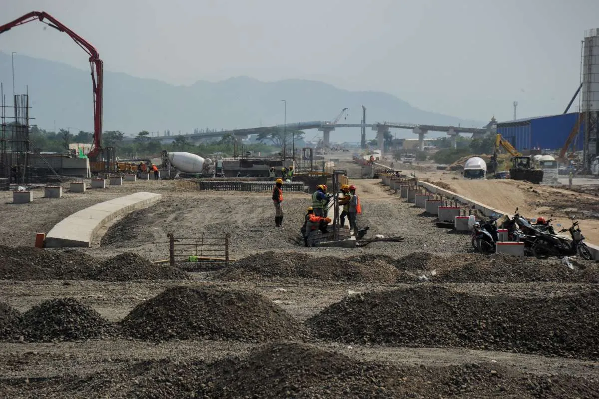 Dibayangi potensi penurunan peringkat utang, berikut prospek saham konstruksi BUMN