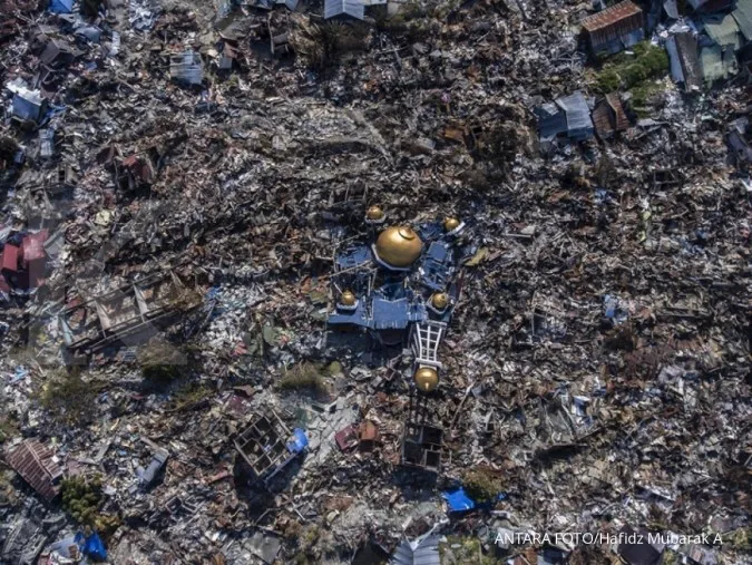 Chaos in Palu after quake as survivors deal with hunger, thirst 