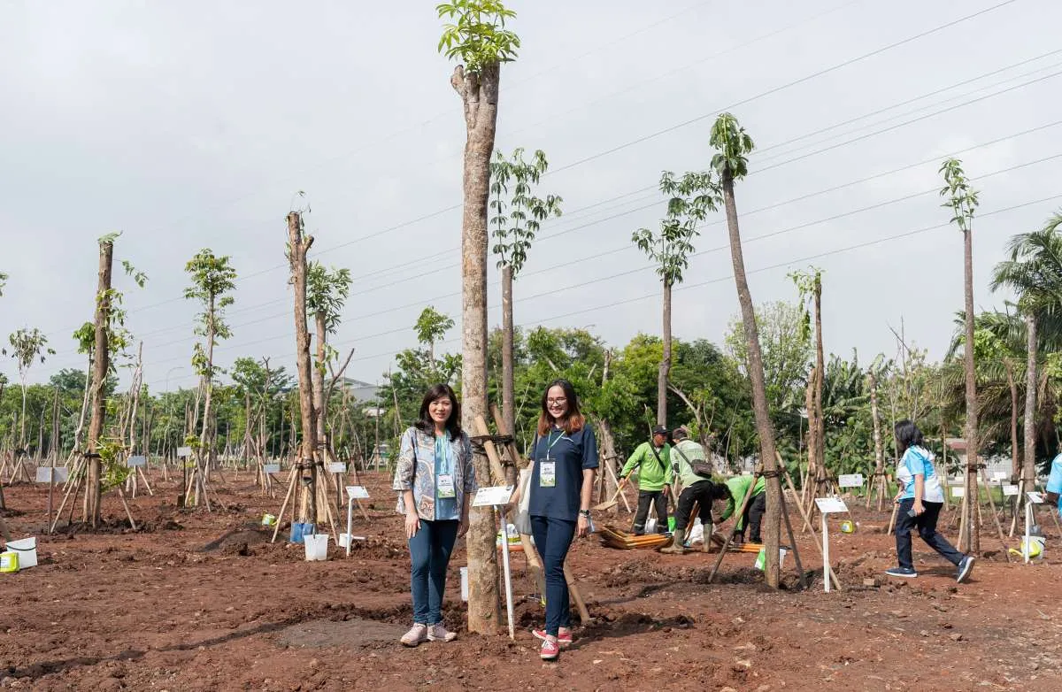 East Ventures Sumbang 200Pohon Mahoni guna Penghijauan DKI Jakarta dengan Presiden RI