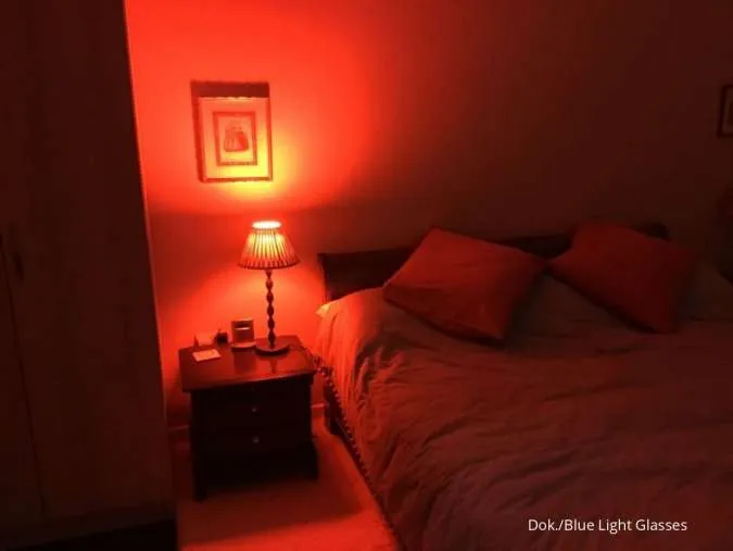 Kamar tidur dengan lampu warna merah