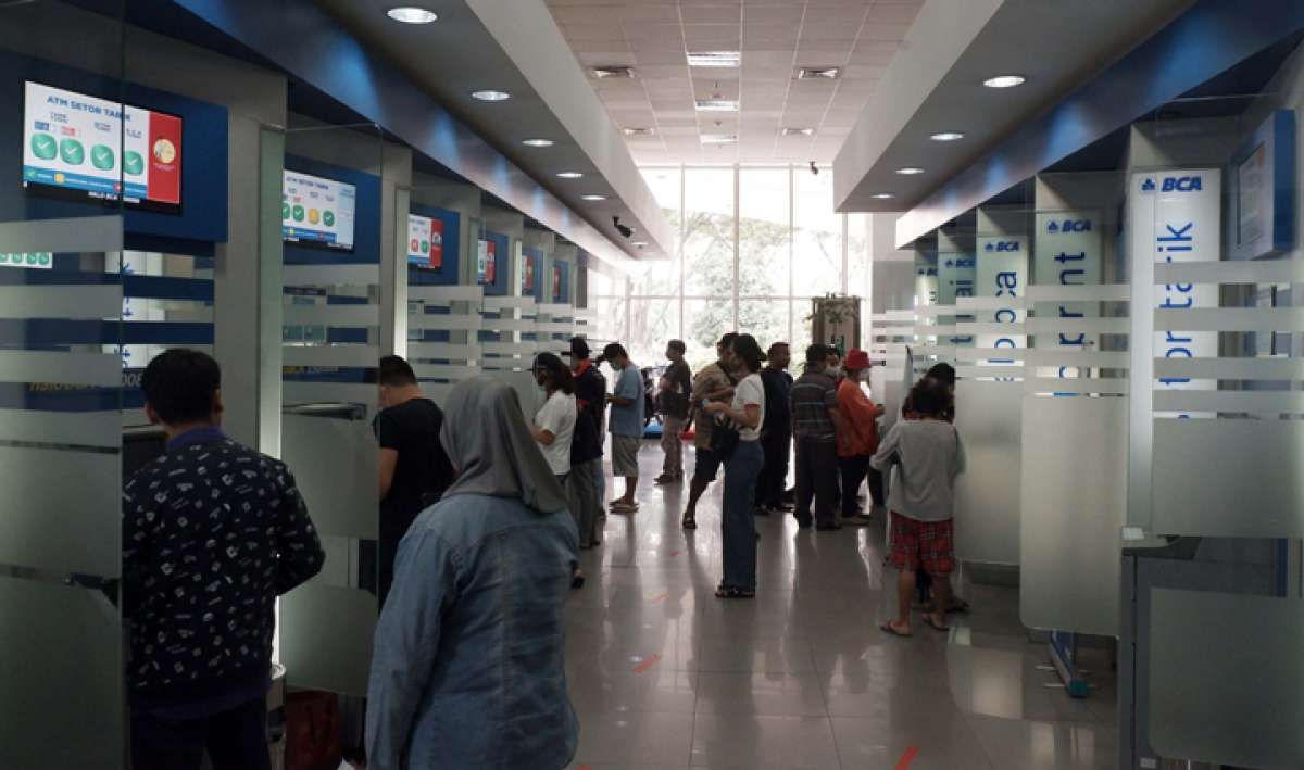 Penyesuaian operasional kantor cabang BCA