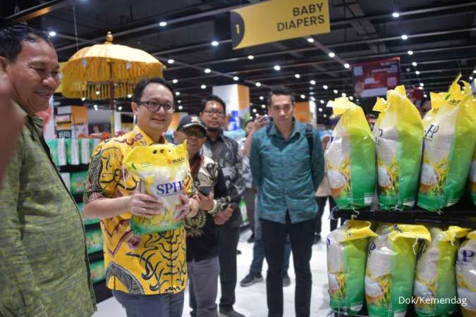 Tinjau Ritel Modern di Bali, Wamendag Jerry Pastikan Harga Bapok Stabil Saat Ramadan