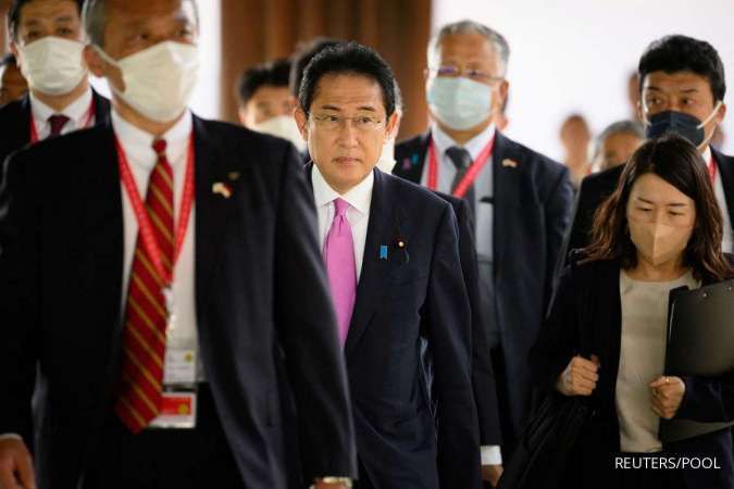 PM Jepang Fumio Kishida Selamat Usai Dilempar Bom Asap Saat Berkampanye