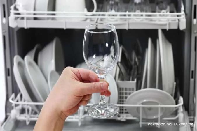 Noda air pada gelas kaca