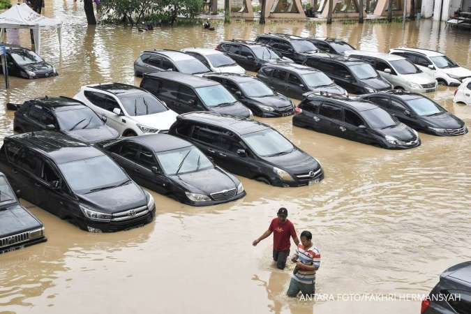 Stasiun Bekasi Lumpuh Diterjang Banjir, Motor-motor di Penitipan Terendam