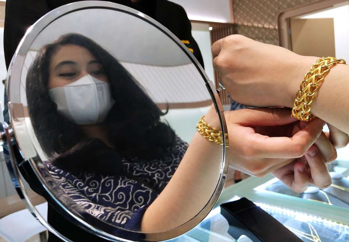 HRTA Membayar Loyalitas Para Pekerja dengan Debu Emas