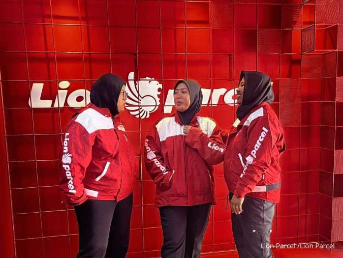 Dari Gang ke Gang, Semangat Kartini Hidup di Langkah Kurir Perempuan Ini