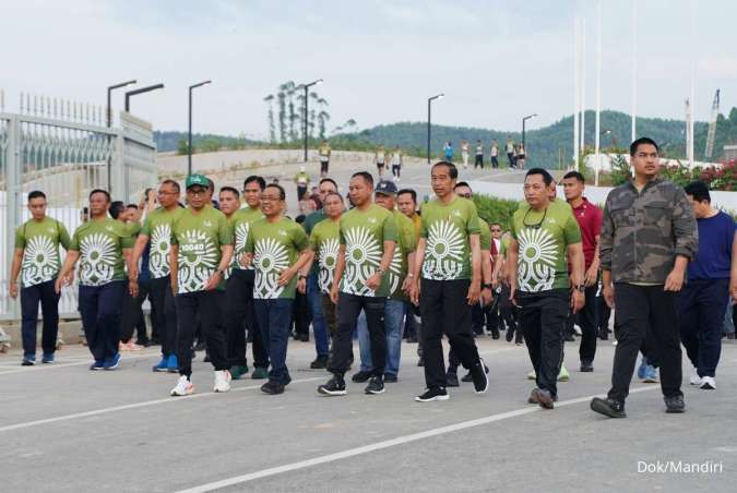 Presiden Jokowi bersama Panglima TNI, Kapolri dan sejumlah menteri saat Nusantara TNI Fun Run di IKN,