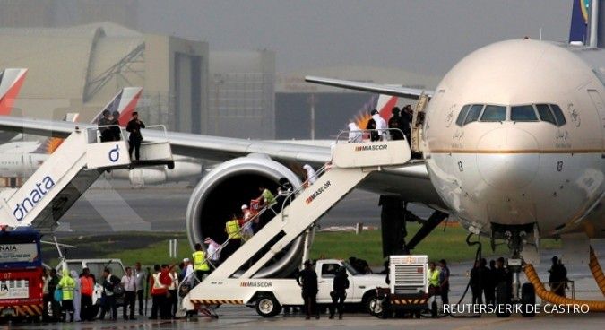 Pesawat diduga milik Lion Air terbakar di Bandara Manila, delapan tewas 