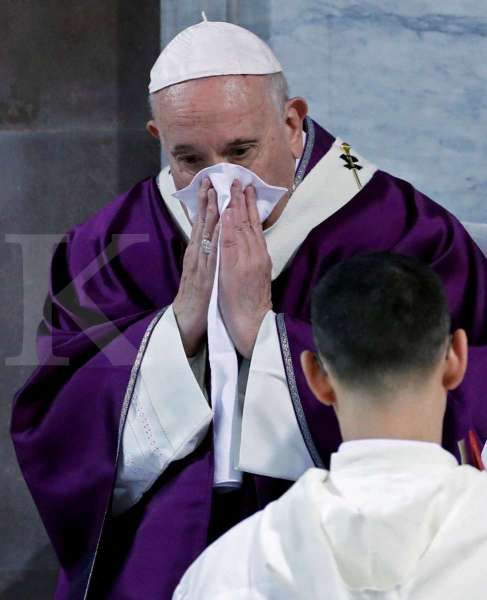 Paus Fransiskus tunda audiensi pada hari Jumat setelah dikabarkan terserang flu