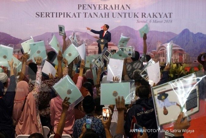 Bagi-bagi sertifikat ala Jokowi (1)