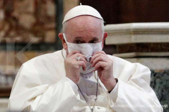 Untuk pertama kali, Paus Fransiskus mengenakan masker di acara publik