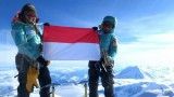 Dua srikandi Indonesia kibarkan Merah Putih di titik tertinggi dunia