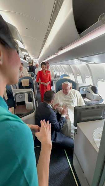 Paus Fransiskus di pesawat Garuda Indonesia