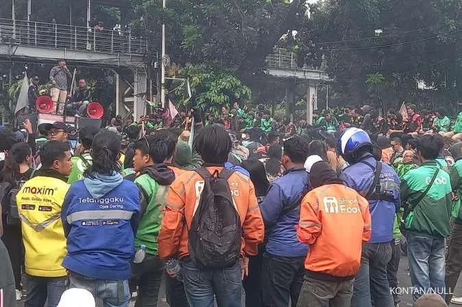 Indonesian App-Based Taxi Drivers Strike in Protest Over Low Pay