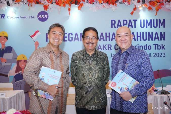 Presiden Direktur PT AKR Corporindo Tbk (AKRA) Haryanto Adikoesoemo (kanan) bersama mantan menteri Sofyan Djalil yang diangkat sebagai Komisaris AKRA, dan Komisaris Independen Fauzi Ichsan usai RUPS AKRA di Jakarta (28/4/2023).