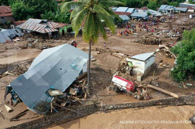 Hutama Karya salurkan bantuan korban bencana banjir NTT dan NTB