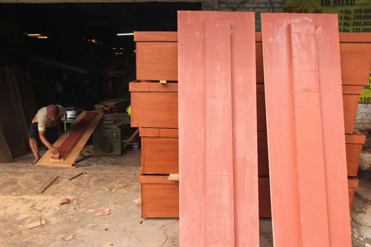 Overwhelmed Indonesian coffin maker issues COVID-19 warning