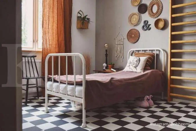 Kamar tidur dengan lantai pola papan catur