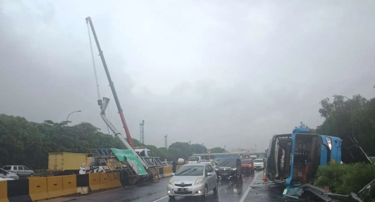 Supir mengantuk, bus Damri rute Bekasi-Bandara Soekarno-Hatta kecelakaan