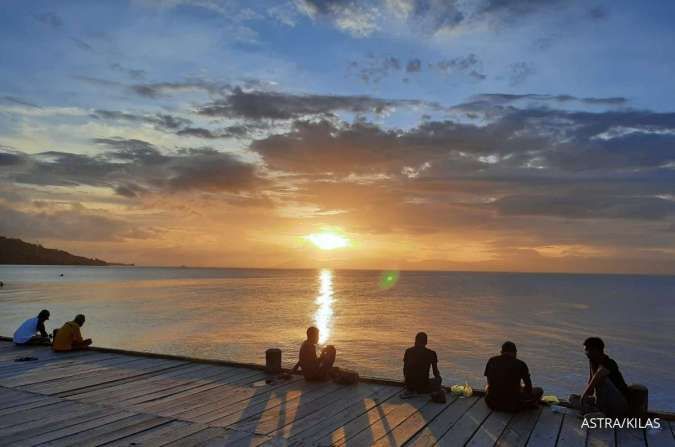 Sejumlah wisatawan melihat pemandangan matahari terbenam di Benteng Amsterdam DSA Wisata Negeri Hila, Maluku. 