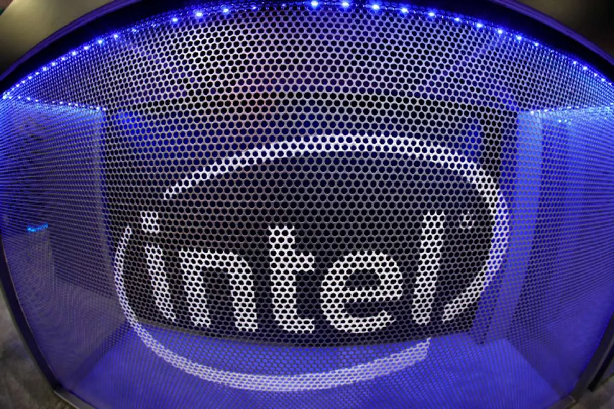 Fitch Turunkan Peringkat Kredit Intel, Soroti Tantangan Permintaan & Risiko Eksekusi