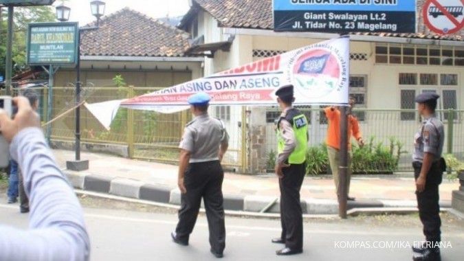 Polisi copot 9 spanduk provokatif di Magelang