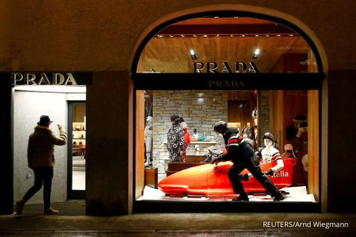 Prada Mengakuisisi Versace, Ciptakan Pusat Mode Italia