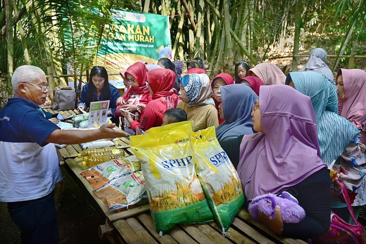 Stabilkan Harga, Bulog Mulai Tebar Beras Murah
