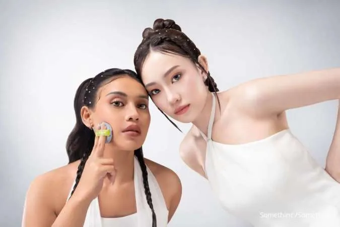 Makeup Glowing Tanpa Terlihat Berminyak, Ini Pilihan Bedak Tabur Somethinc