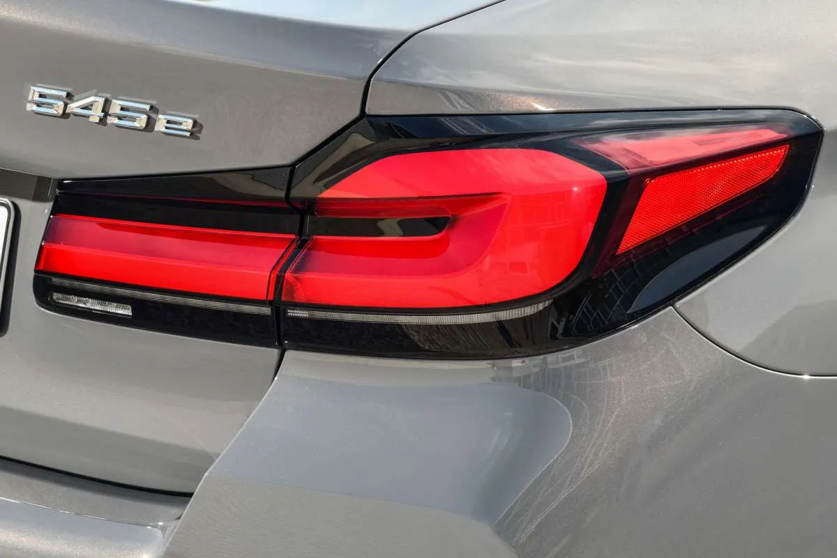Intip prototype BMW 545e, mobil terbaru BMW bermesin hybrid dan turbocharged