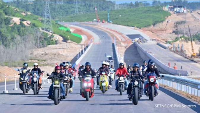 Jokowi Kendarai Motor Jajal Jalan Tol IKN 