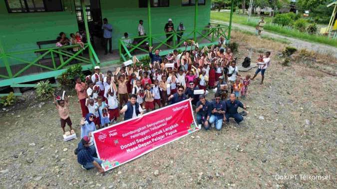 Telkomsel Salurkan Ratusan Pasang Sepatu Hasil Donasi Poin Pelanggan bagi Anak Papua