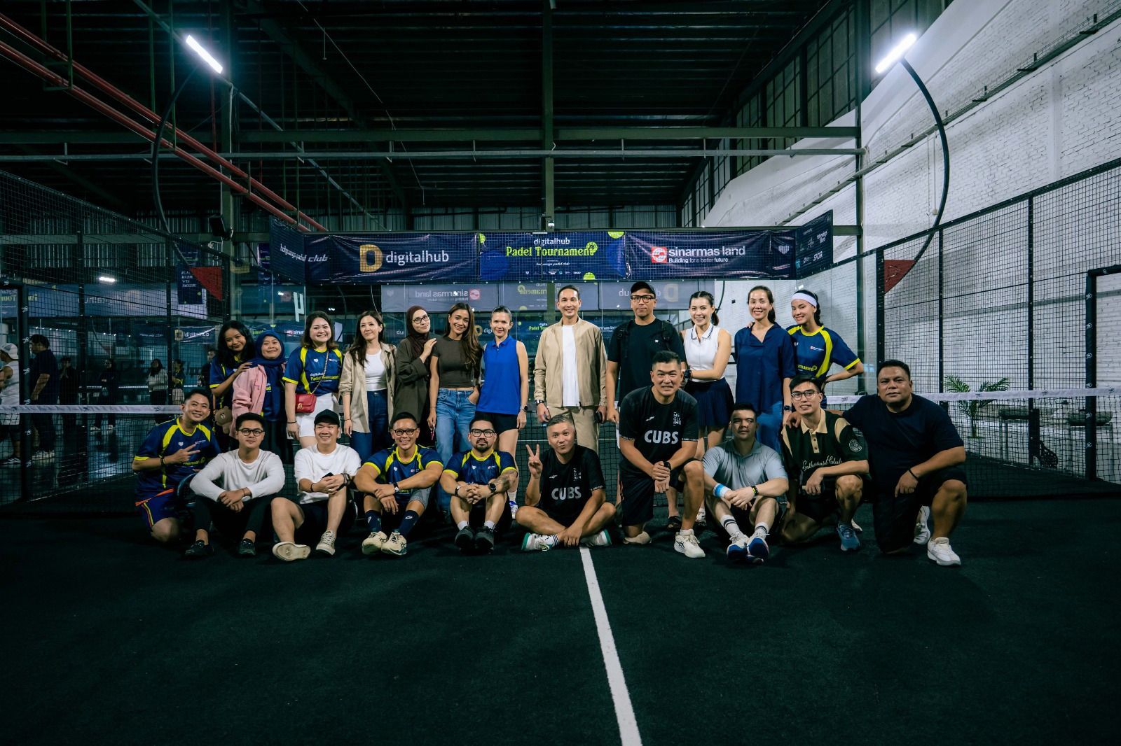 Irawan Harahap (CEO Digital Tech Ecosystem and Development Sinar Mas Land) berfoto bersama dengan para peserta dalam ajang Digital Hub Padel Tournament 2025, digelar pada Jumat (28/11) lalu di Holywings Padel Club, QBig BSD City.