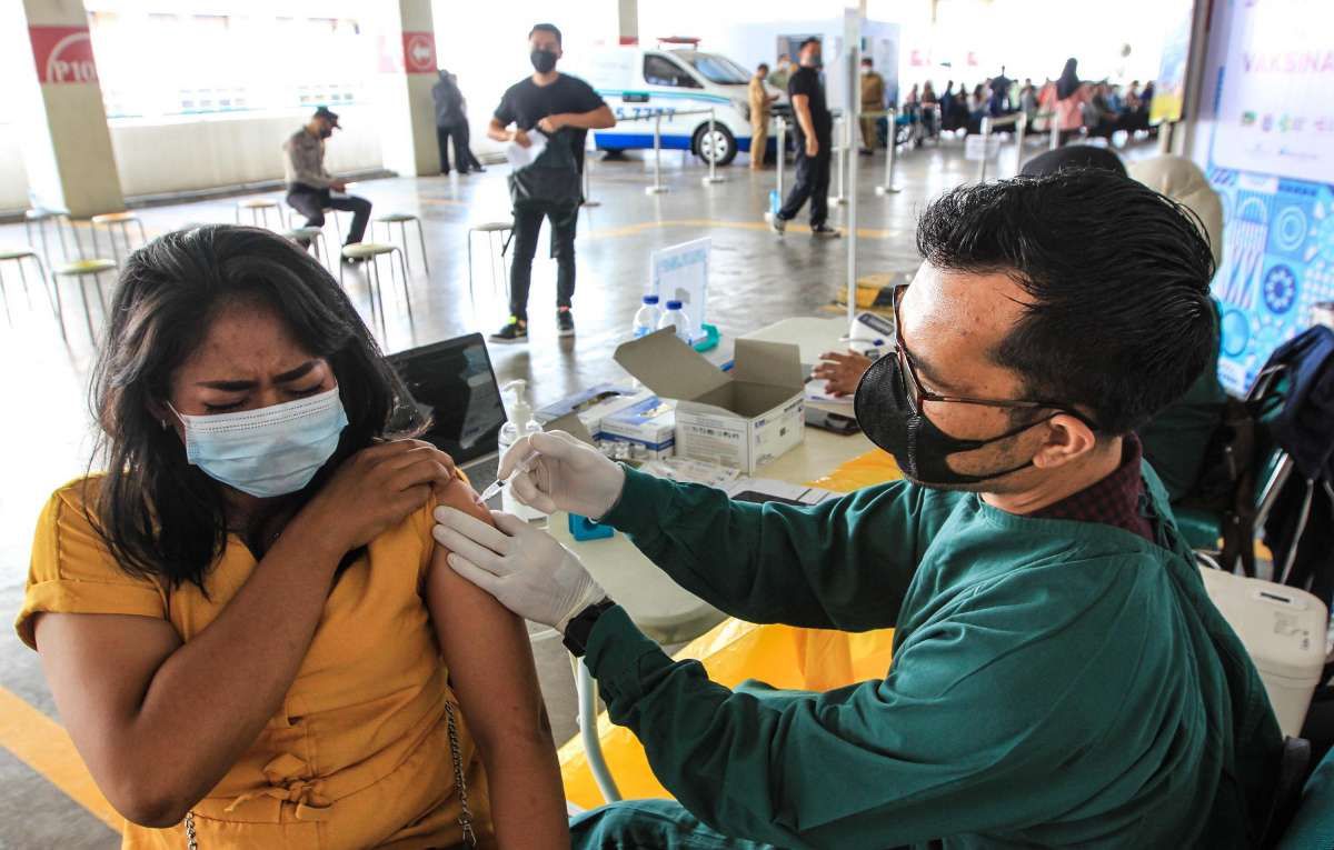Vaksinasi Covid-19 karyawan gerai dan UMKM lingkungan Mal Ciputra