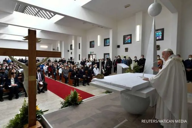 RELIGION-EASTER/POPE-FOOT WASHING