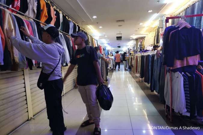 Suasana pusat penjualan pakaian bekas impor atau thrifting di Pasar Senen, Jakarta (30/3/2023).