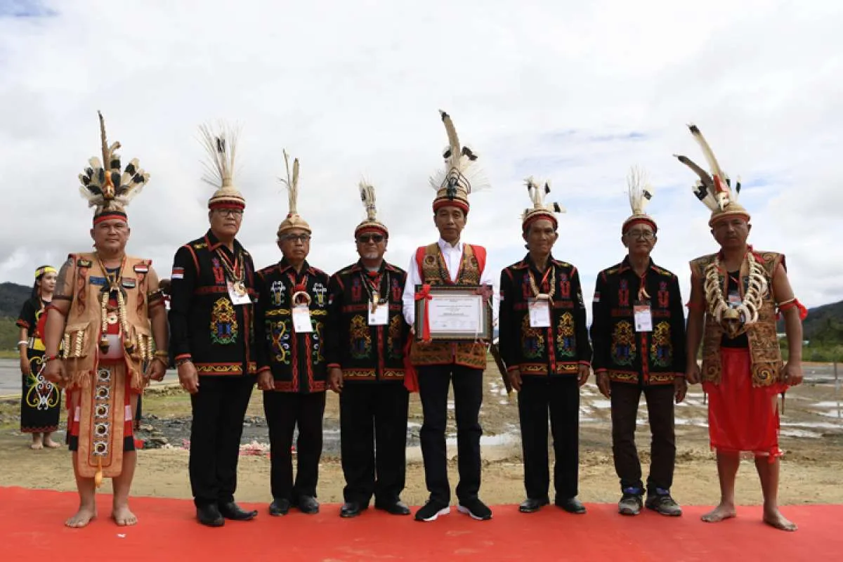 Presiden Jokowi menerima anugerah gelar adat Dayak Lundayeh